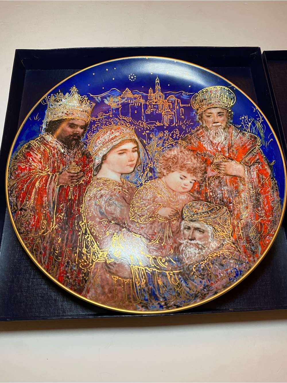 The Edna Hibel Christmas Plate by Knowles “The Gift of the Magi” 1986